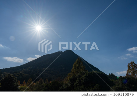 Silhouette of Mt. Mikami and the sun on a sunny day in autumn 109110879