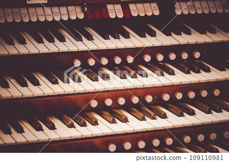picture of pipe organ 109110981