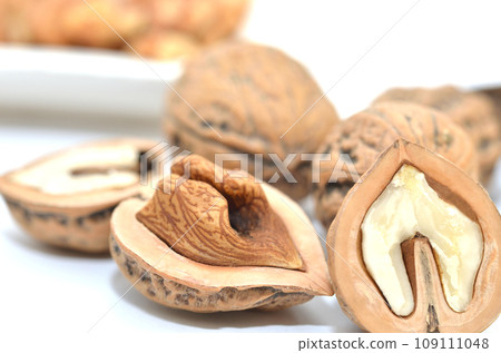 Walnuts in their shells, shelled walnuts, or cracked walnuts Walnuts in their shells, shelled walnuts, or cracked walnuts 109111048
