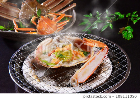 Snow crab and Matsuba crab, the kings of winter delicacies.Charcoal-grilled shell and meat with crab miso Snow crab and Matsuba crab, the kings of winter delicacies.Charcoal-grilled shell and meat with crab miso 109111050