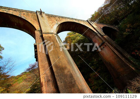 橫跨碓冰河的美麗的四孔磚橋…碓冰峠的「梅金橋」【舊線碓冰三橋】 109111129