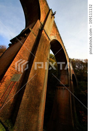 A beautiful four-arch brick bridge spanning the Usui River... ``Megane Bridge'' at Usui Pass [Old Line, Usui Third Bridge] 109111132