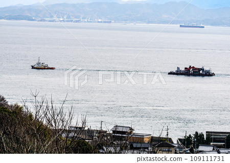 Akinada Tobishima Highway, tugboat Raijin and work boat AP2100 Ryoseimaru sailing off the coast of Osaki Shimojima, Kure City, Hiroshima Prefecture 109111731