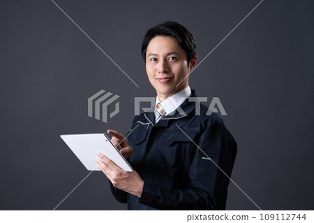 Middle-aged man with a tablet 109112744