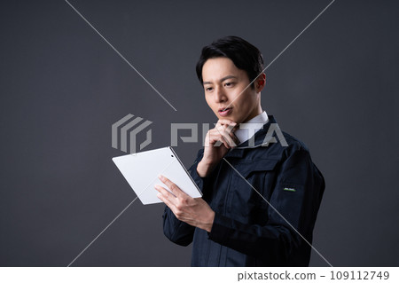 Middle-aged man with a tablet 109112749