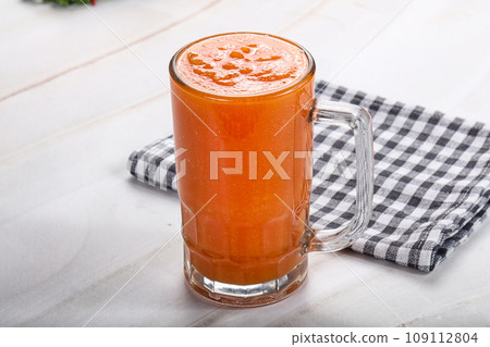 Fresh sweet vitamin detox papaya juice 109112804