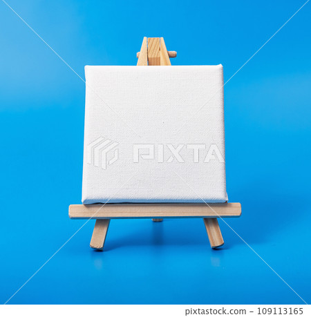 Square canvas on wood easel, mini tripod 109113165
