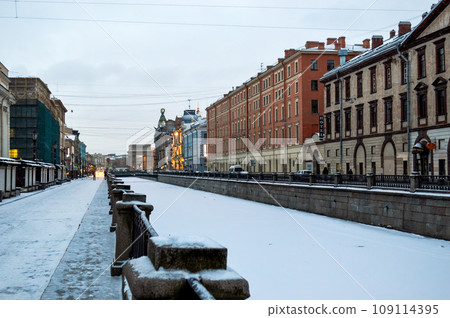Architecture of Saint Petersburg in the early snowy morning in winter 109114395