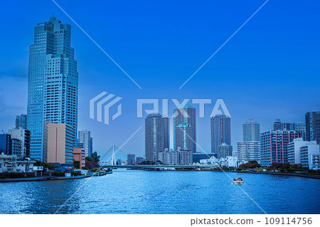 High-rise apartment buildings and houseboats along the Sumida River seen from Kachidoki Bridge 109114756