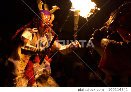 富山縣六鬥寺獅子舞彌索弗里，巨大的天狗拿著火把與獅子對峙 109114841