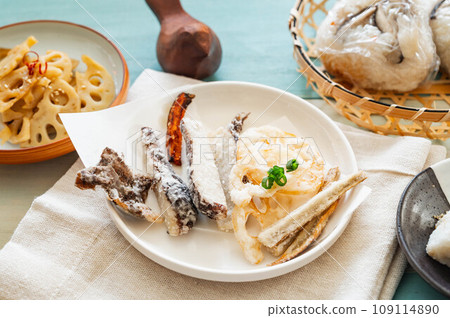 Fried root vegetables 109114890