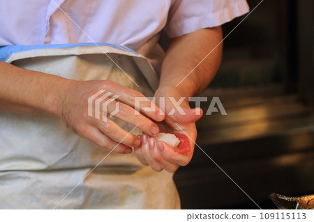 A craftsman who makes sushi A sushi chef's hands A craftsman who makes sushi A sushi chef's hands 109115113