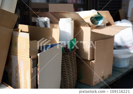 A large amount of garbage from cleaning 109116221