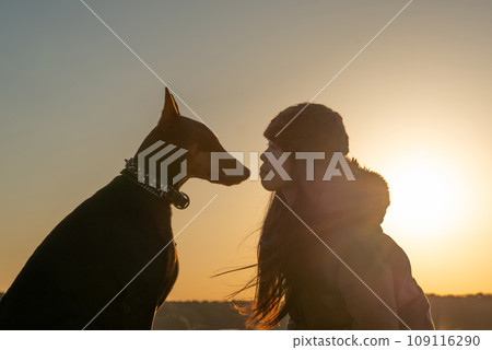 杜賓犬與女人 109116290