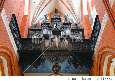 Pipe organ in the Church of St. James, Toruń 109116339