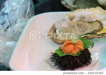 新鮮的生海膽和生牡蠣 - 築地周圍的美食 109116385