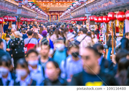 日本東京城市景觀 10 週以內。淺草寺擠滿了外國人。原本冠狀病毒應該結束了，但日本人又戴上了口罩…=22日 109116480