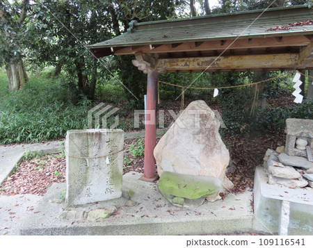 桃太郎遺址、桃太郎墳墓和石碑，還有猴雉和他祖父的墳墓。 109116541