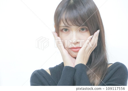 一個表情煩惱的女人 一個臉上煩惱的女人 一個穿著黑色針織品的煩惱女人 一個表情煩惱的女人 一個臉上煩惱的女人 一個穿著黑色針織品的煩惱女人 109117556