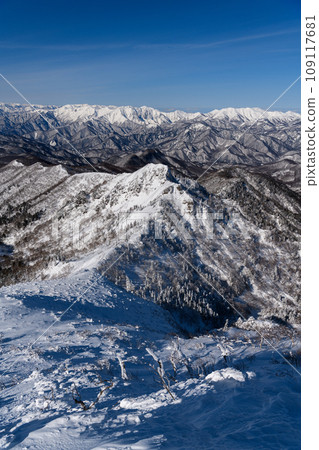 冬天從劍峰山頂看到的谷川山和朝日山 109117681