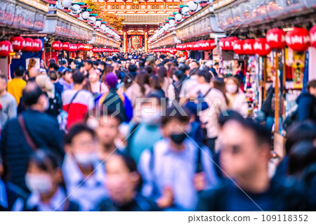 日本東京城市景觀 10 週以內。淺草寺擠滿了外國人。原本冠狀病毒應該結束了,但日本人又戴上了口罩…=22日 日本東京城市景觀 10 週以內。淺草寺擠滿了外國人。原本冠狀病毒應該結束了,但日本人又戴上了口罩…=22日 109118352