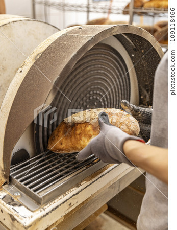 Worker grate bread crust Worker grate bread crust 109118466