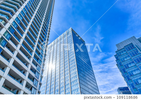 Cityscape of Yokohama, looking up at skyscrapers 109118686