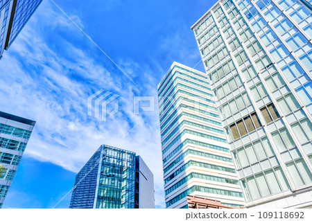橫濱的城市景觀,仰望摩天大樓 橫濱的城市景觀,仰望摩天大樓 109118692