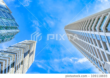 橫濱的城市景觀,仰望摩天大樓 橫濱的城市景觀,仰望摩天大樓 109118693