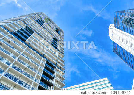 橫濱的城市景觀,仰望摩天大樓 橫濱的城市景觀,仰望摩天大樓 109118705
