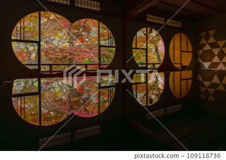 Autumn Arashiyama, Kyoto - Reflection of autumn leaves at Arashiyama Yusaitei 109118736