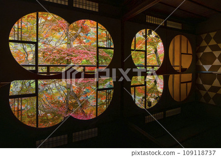 Autumn Arashiyama, Kyoto - Reflection of autumn leaves at Arashiyama Yusaitei 109118737