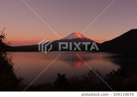 從本棲湖看到黃昏時分的倒置富士山 109119039
