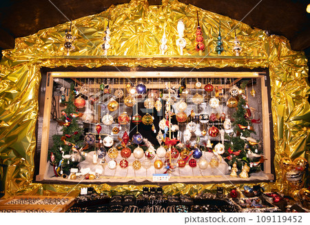 Velden, Austria - November 24, 2023: Opening of Advent on the bank of Lake Woerthersee, sales of Christmas goods at the advent market, Christmas illumination 109119452