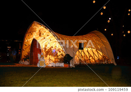 Velden, Austria - November 24, 2023: Opening of Advent on the bank of Lake Woerthersee, sales of Christmas goods at the advent market, Christmas illumination 109119459