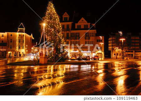 Velden, Austria - November 24, 2023: Opening of Advent on the bank of Lake Woerthersee, sales of Christmas goods at the advent market, Christmas illumination Velden, Austria - November 24, 2023: Opening of Advent on the bank of Lake Woerthersee, sales of Christmas goods at the advent market, Christmas illumination 109119463
