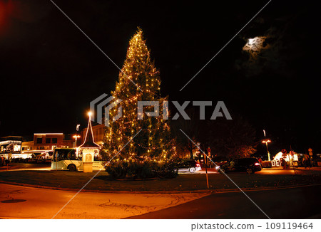 Velden, Austria - November 24, 2023: Opening of Advent on the bank of Lake Woerthersee, sales of Christmas goods at the advent market, Christmas illumination 109119464