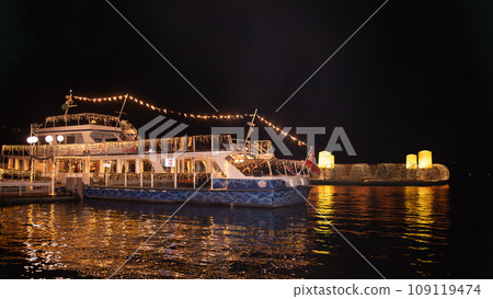 Velden, Austria - November 24, 2023: Opening of Advent on the bank of Lake Woerthersee, sales of Christmas goods at the advent market, Christmas illumination Velden, Austria - November 24, 2023: Opening of Advent on the bank of Lake Woerthersee, sales of Christmas goods at the advent market, Christmas illumination 109119474