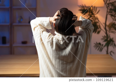 一個女人抱著一個頭 109119621