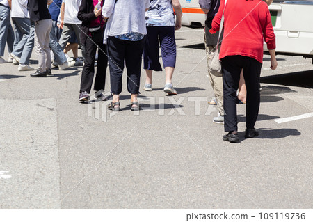 一群老年人在高速公路服務區下車 109119736