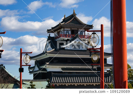 Looking up at the castle tower of Kiyosu Castle Looking up at the castle tower of Kiyosu Castle 109120089