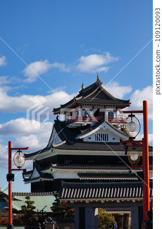 Looking up at the castle tower of Kiyosu Castle 109120093