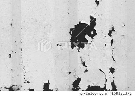 Black peeling old paint metal surface fence texture background white light dark 109121372
