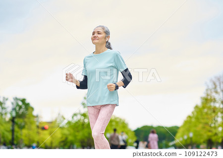 運行在城市的高級婦女 運行在城市的高級婦女 109122473