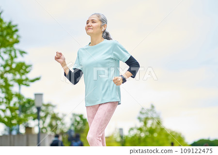 運行在城市的高級婦女 運行在城市的高級婦女 109122475