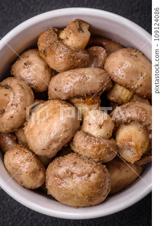 Delicious juicy whole champignons baked on the grill with salt and spices 109124086