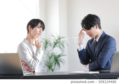 Male and female businesspeople who are worried about not coming up with good ideas 3 Male and female businesspeople who are worried about not coming up with good ideas 3 109124480