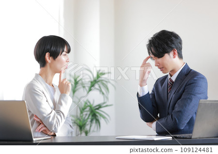 A female manager who forces her subordinates to come up with ideas 1 A female manager who forces her subordinates to come up with ideas 1 109124481