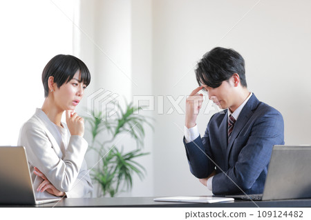 Male and female businesspeople who are worried about not coming up with good ideas 4 Male and female businesspeople who are worried about not coming up with good ideas 4 109124482