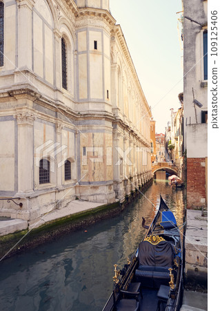 Gondola to travel canals of Venice city, Italy Gondola to travel canals of Venice city, Italy 109125406